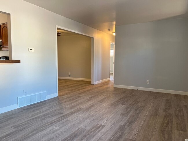 Building Photo - 137 Sumac Dr