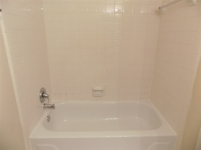 Building Photo - 806 Jamestown Ct