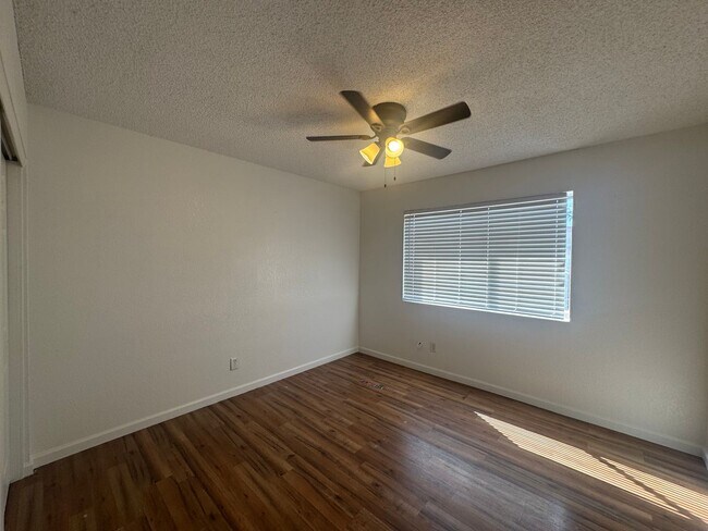 Building Photo - 4828 W Orangewood Ave
