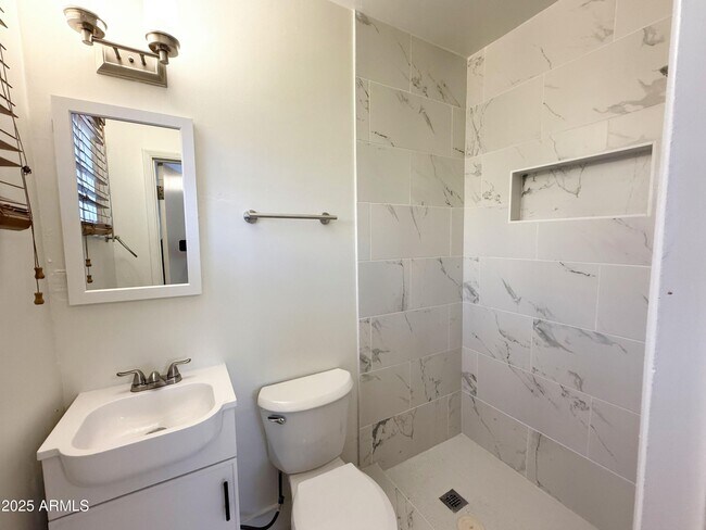 Building Photo - 2817 N 30th Pl