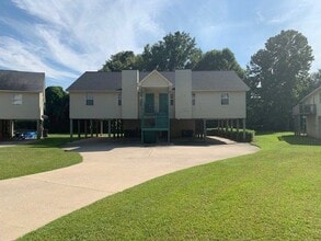 Building Photo - 2002 River Dr