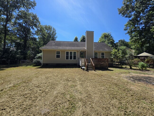 Building Photo - 105 Bloomingfield Dr
