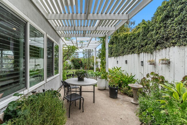 Building Photo - Stunning completely renovated home in Tustin