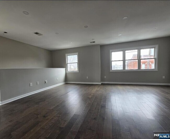 Building Photo - 7-9 Hudson St Unit 2ND