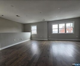 Building Photo - 7-9 Hudson St Unit 2ND
