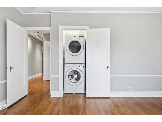 Building Photo - 3540 Irving Ave S