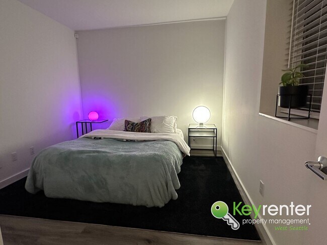 Building Photo - 4 Bedroom Seattle Townhome with Parking and Modern Finishes