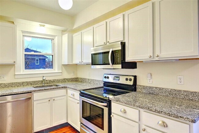 Building Photo - 127 Evergreen St