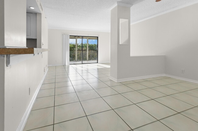 Building Photo - 2112 S Cypress Bend Dr