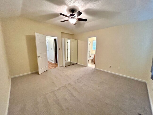 Building Photo - Looking for a Quality tenant who Appreciates a Gourmet Kitchen