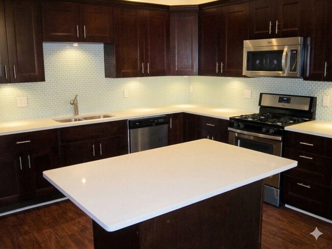 Building Photo - Luxury College Rental - South Side Flats