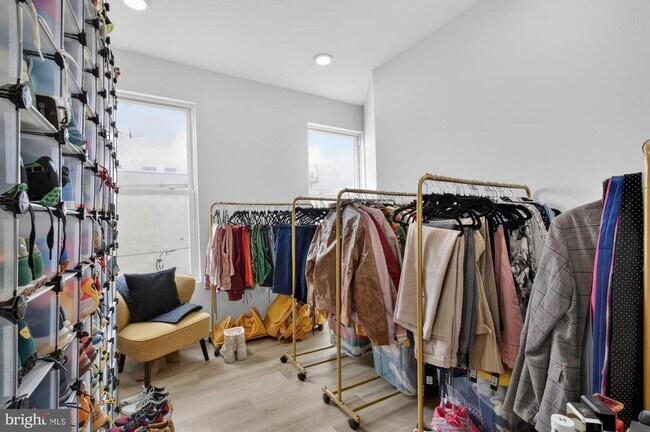 Building Photo - 2352 W Thompson St