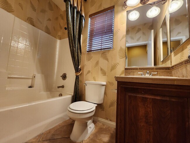 Building Photo - Stunning 4 Bed 3 Bath 2 Story Home with Loft