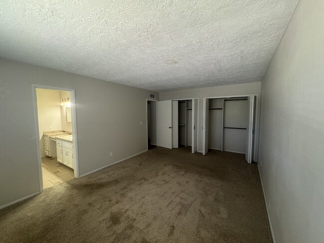 Building Photo - 935 Country Club Dr