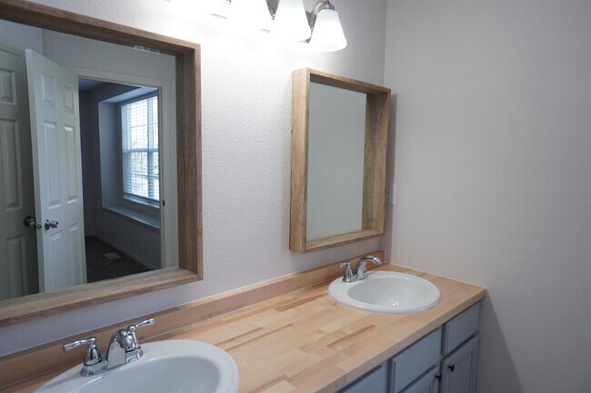 Building Photo - 7527 W Lamplighter St