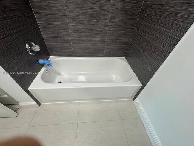 Building Photo - 100 Lakeview Dr