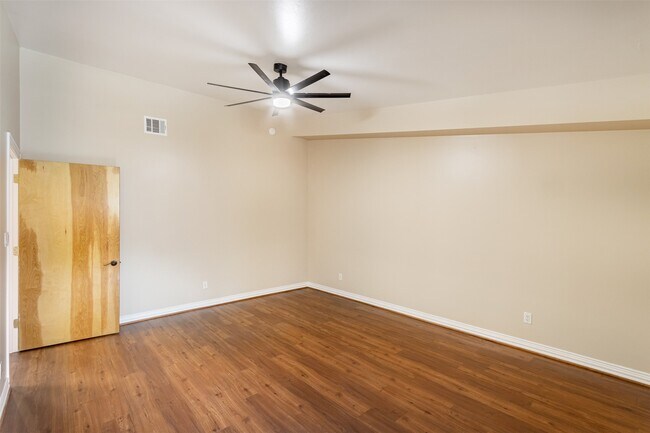 Building Photo - 2098 Harland Dr