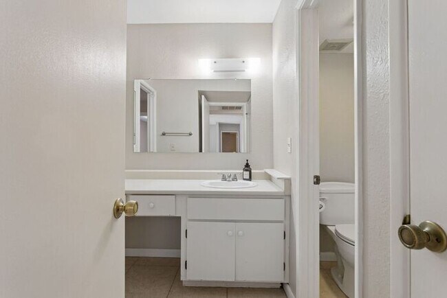 Building Photo - 4444 E Paradise Ln