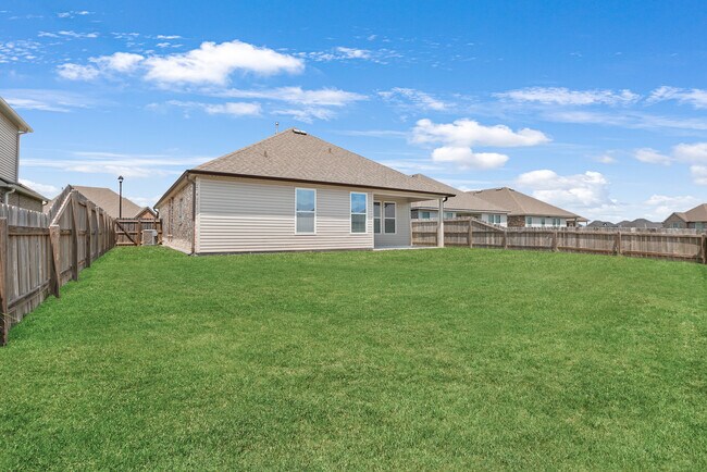 Building Photo - 700 Lakeshore Village Dr