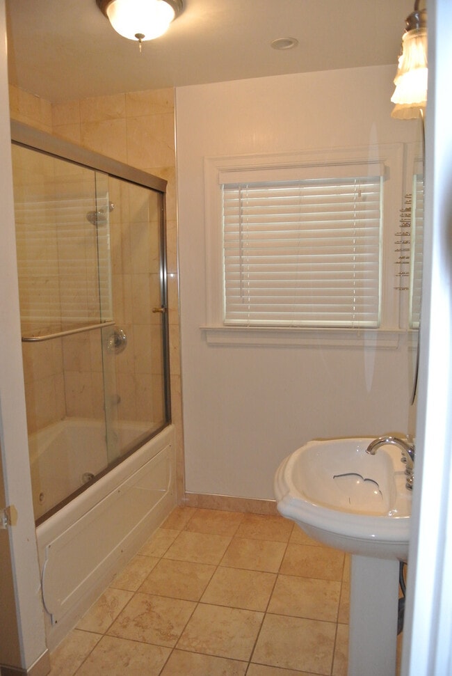 Building Photo - **COMING SOON!!** Spacious 2 Bedroom, 1 Bathroom Home near Convenient Old Town Pittsburg