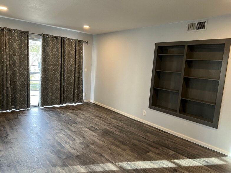 Building Photo - 8963 Burton Way