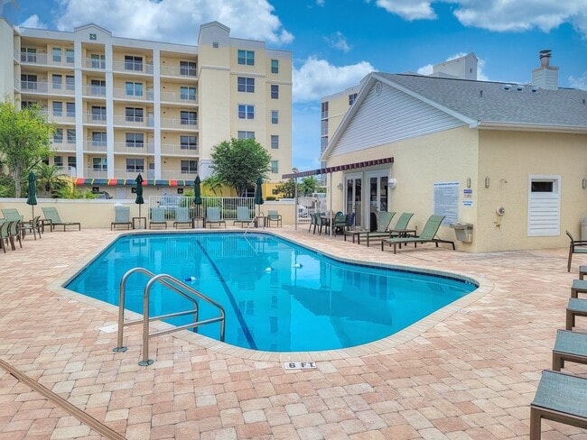 Building Photo - Updated 3 bedroom unit overlooking the Eas...