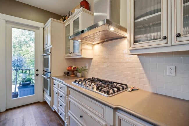 Building Photo - 4 Bed / 3.5 Bath | Crocker Village Brownst...