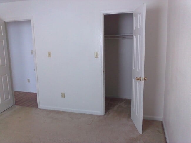 Building Photo - 2 Bedroom, 1 Bath Downstairs Apartment