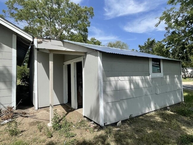 Building Photo - 3 bed, 1 bath with lots of updates! New fl...