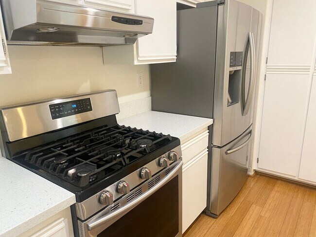 Building Photo - Wonderfully located 3bed, 3 bath in the heart of Westlake VIllage