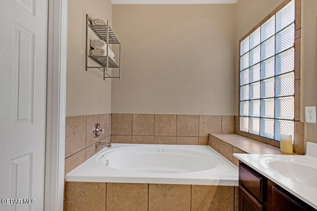 Building Photo - 3220 Scarlet Point Dr