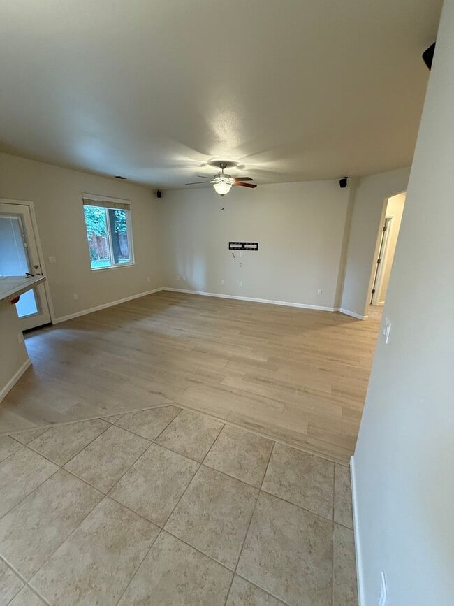 Building Photo - 3 bedroom, 2 bathroom house located in the desirable neighborhood