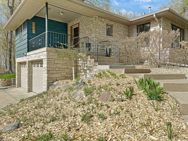 Building Photo - 2541 Lakewood Ln