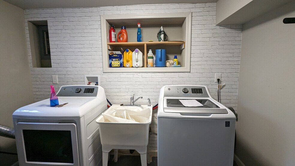 Building Photo - 3641 SW Evelyn St