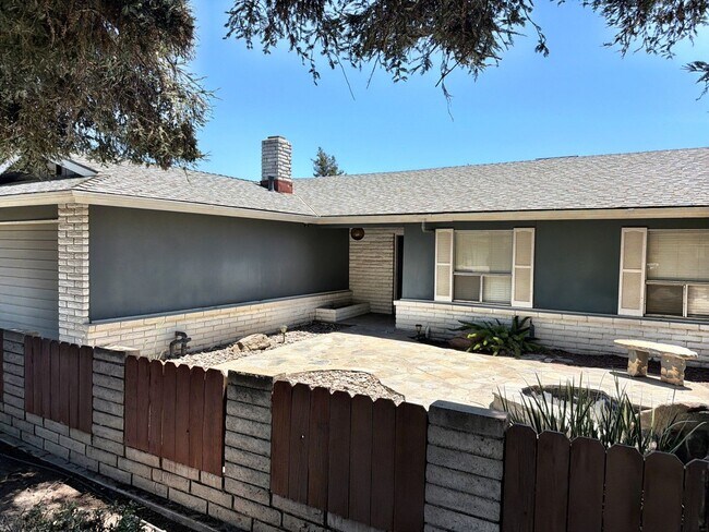 Building Photo - 1335 W Evergreen Ct
