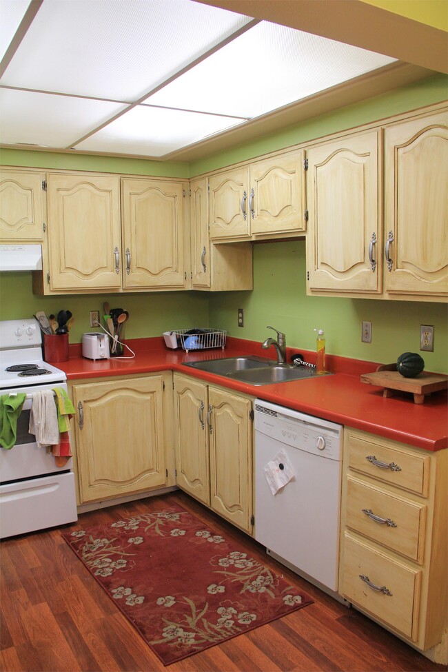 Building Photo - 241 E 400 N