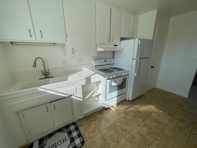 Building Photo - One Bedroom Southside Apartment with Garage!
