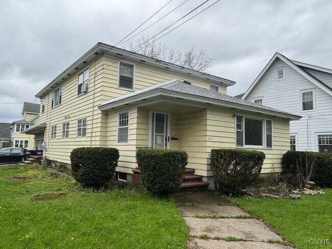 Primary Photo - 2101 James St