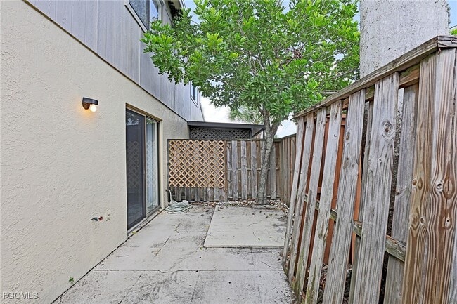 Building Photo - 5274 Cedarbend Dr