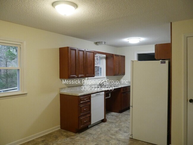 Building Photo - Quiet, Convenient Location, off Country Cl...