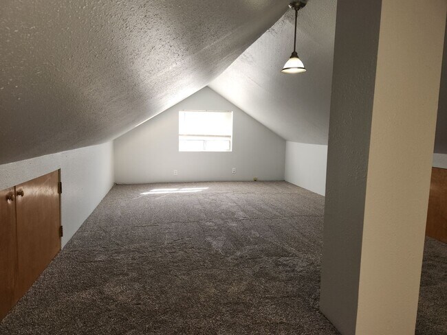 Building Photo - Wood Ave. Downtown Charmer! All Remodeled.