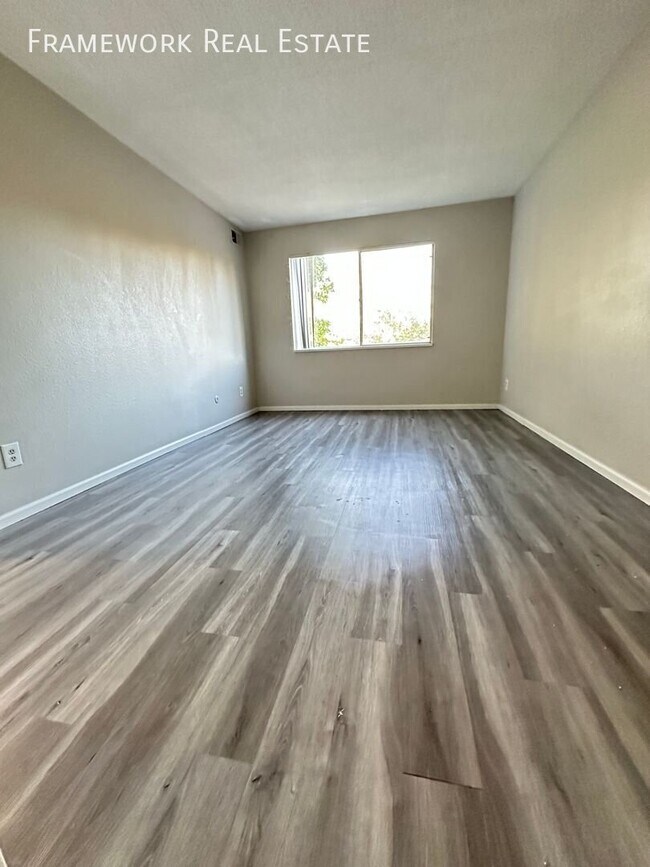 Building Photo - 280 E Highline Cir