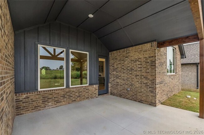 Building Photo - 5 Bed | 5 Bath House