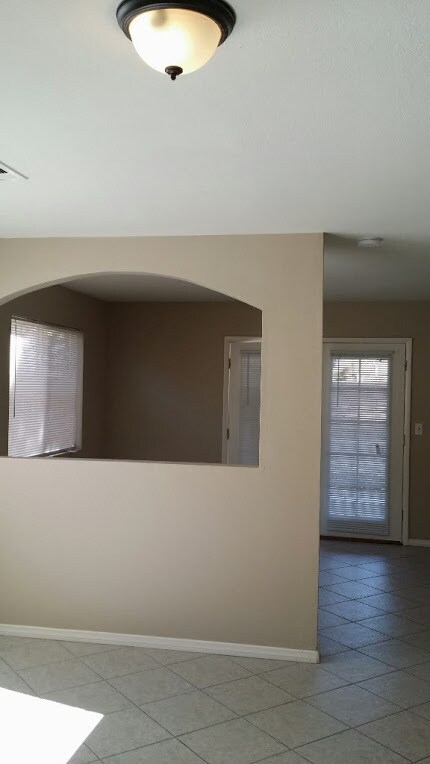 Building Photo - BEAUTIFUL & ELEGANT 3 BEDROOM 2 BATHROOM H...