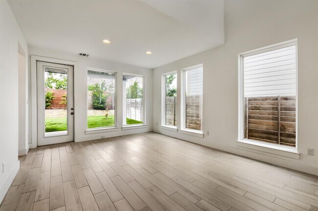 Building Photo - 1505 Seeger Dr