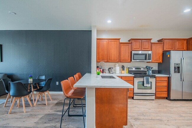 Building Photo - 1275 E University Dr