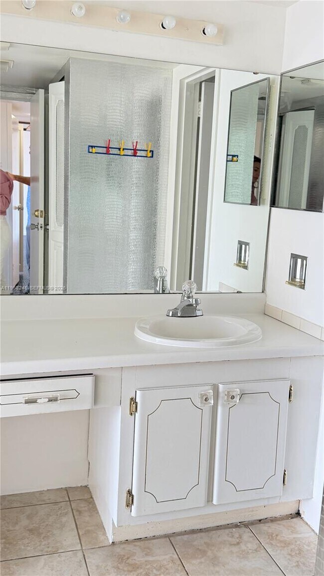 Building Photo - 20100 W Country Club Dr