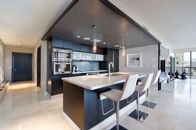 Building Photo - 5875 Collins Ave