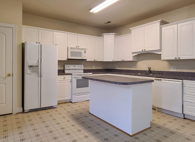 Building Photo - 3-Level Townhome with Two Primary Suites