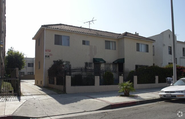 Building Photo - 739 N St Andrews Pl